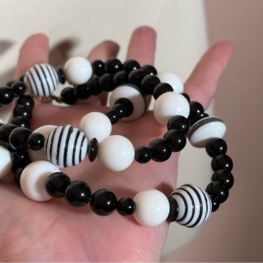 Vintage 60 70 Retro Mod MCM Lucite Black White Plastic Beaded Long Necklace